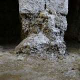 L�acqua filtra copiosa attraverso delle fenditure nella roccia...